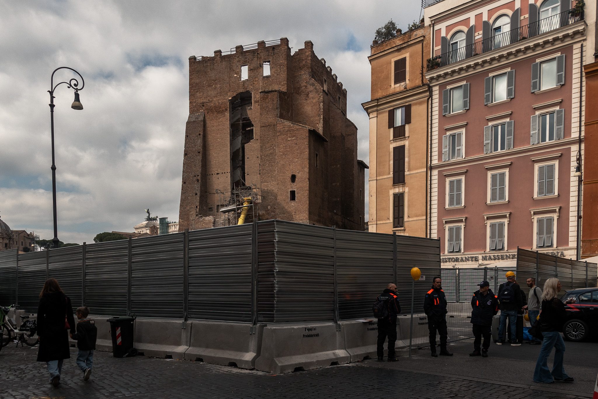 Le protezioni di contenimento che delimitano la zona rossa attorno alla Torre