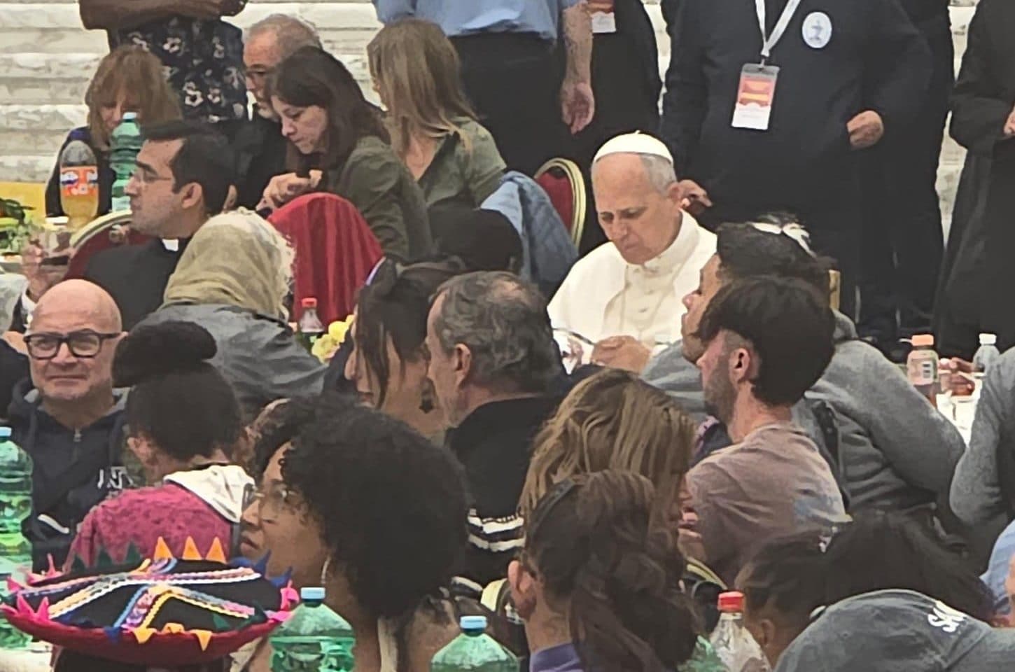 Papa Leone pranza con i poveri