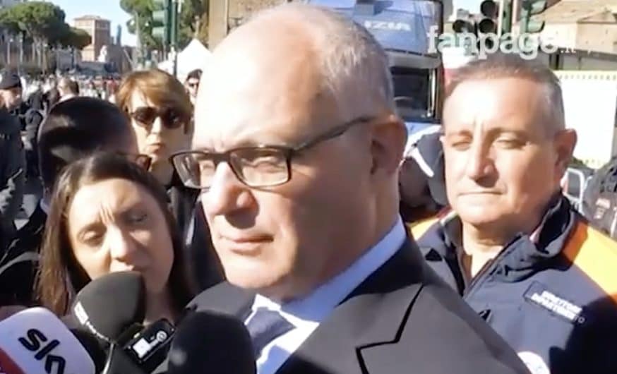 Il sindaco Gualtieri in largo Ricci a un giorno dal terribile crollo.