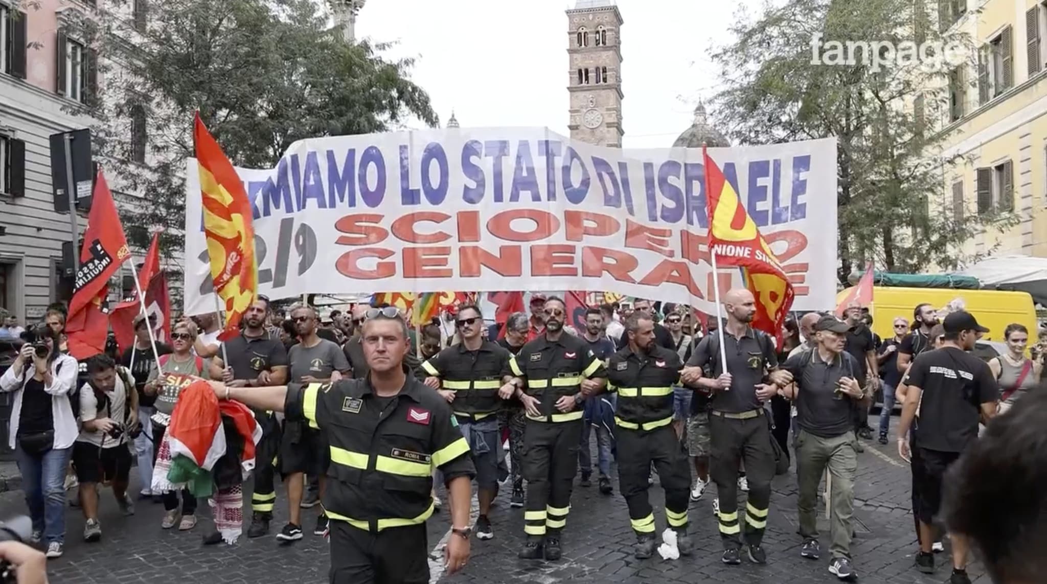 Vigile del fuoco richiamato per aver manifestato in uniforme a sostegno di Gaza: violazione del codice disciplinare.