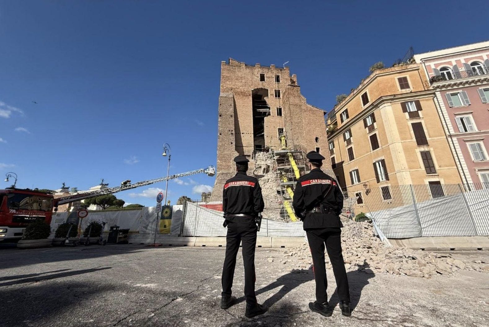 Torre dei Conti, l’appello dei carabinieri: “Cerchiamo materiali sul primo crollo, inviateceli”