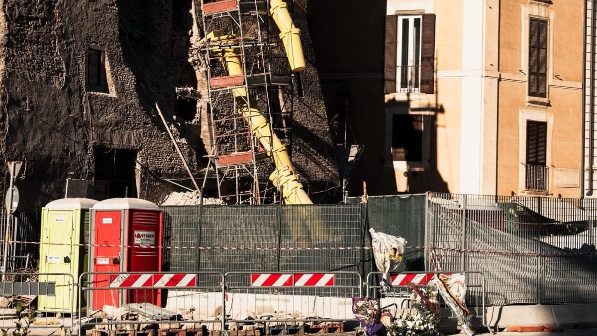 I mazzi di fiori sotto al cantiere.