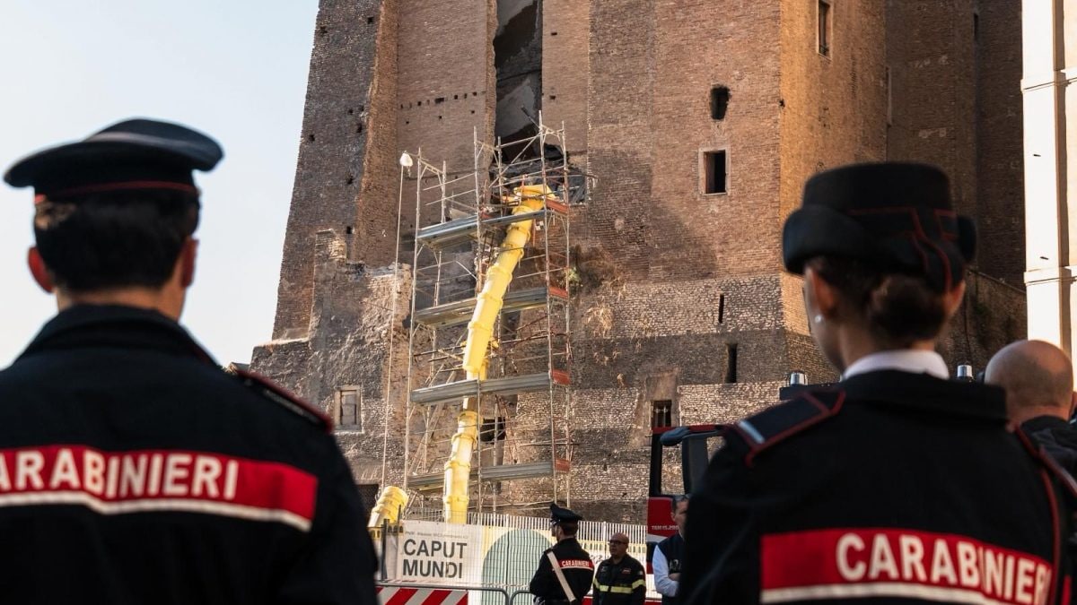 I carabinieri davanti al cantiere della Torre dei Conti.