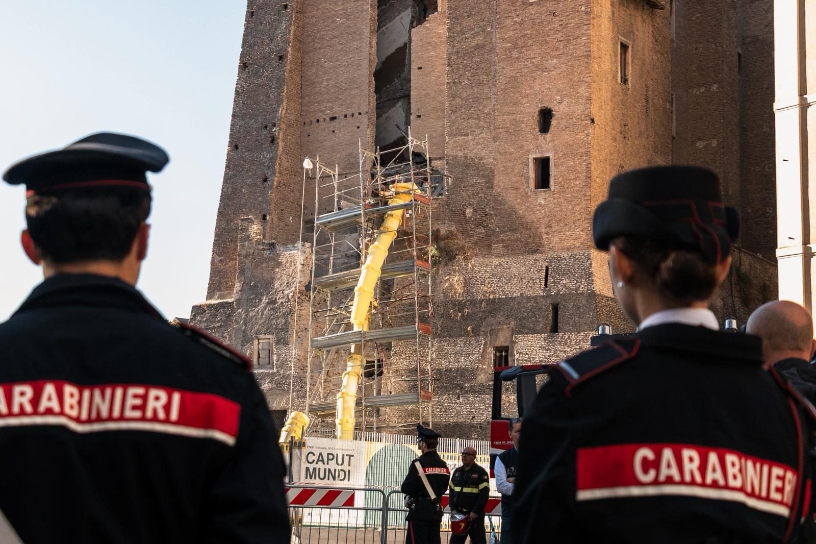 I carabinieri davanti al cantiere della Torre dei Conti.