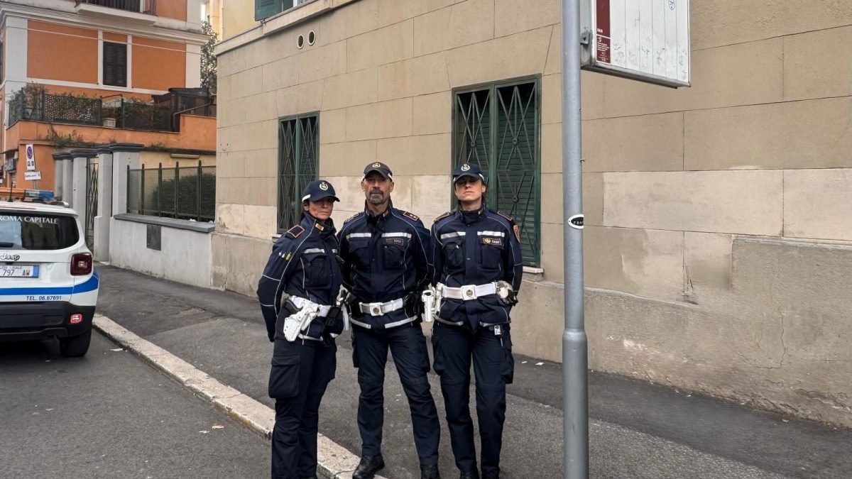 Gli agenti che hanno salvato la vita allo studente sul luogo dei fatti