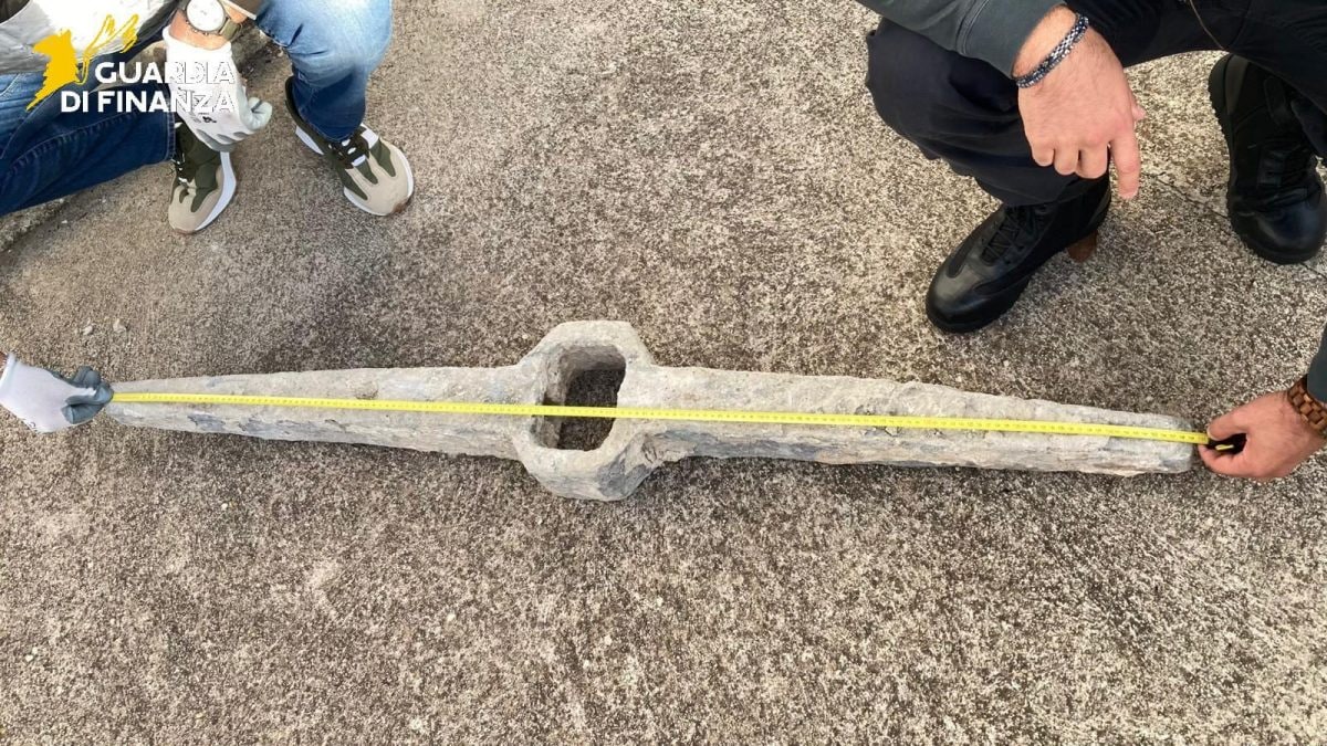 Il ceppo d’ancora d’epoca romana trovato dalla guardia di finanza