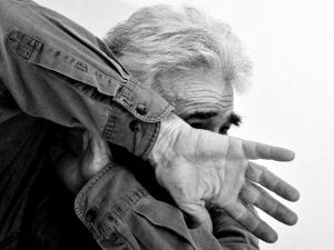 anziano-aggredito-violenza-uomo-300x225.jpg