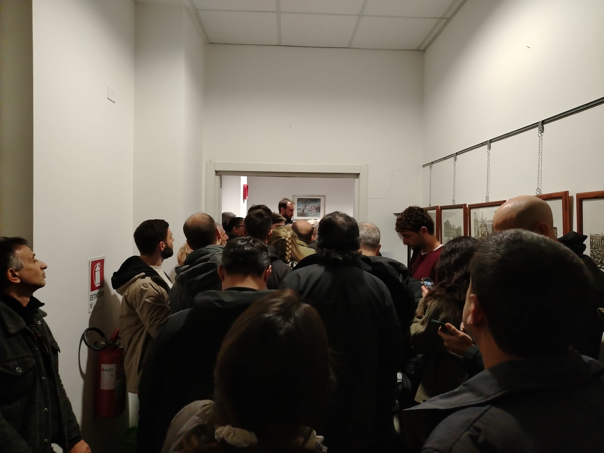 Cittadini appostati nel corridoio