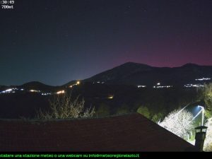 L’aurora boreale raggiunge Roma e il Lazio: il cielo degli Appennini assume una tonalità rosa, forse per compensare il solito grigiore quotidiano.