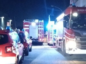 Capannone con 200 clandestini prende fuoco, tragedia sfiorata a Roma: tre intossicati