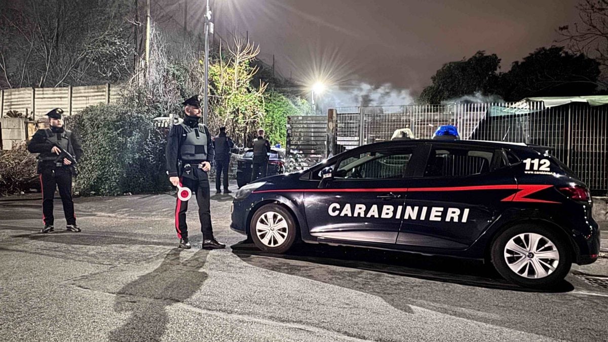 I carabinieri davanti al campo rom di via dei Gordiani