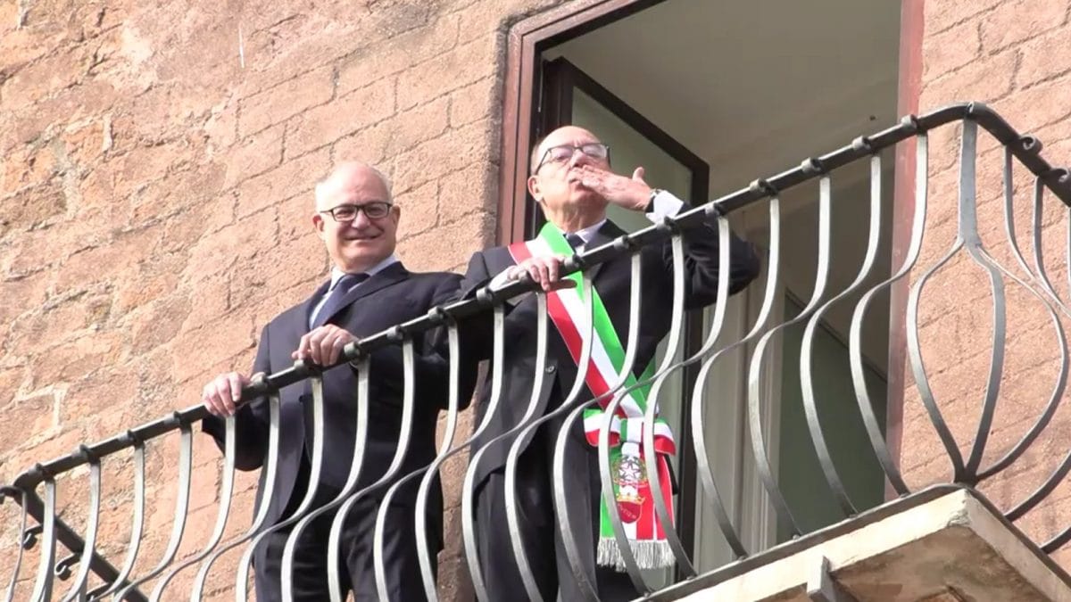 Carlo Verdone con la fascia tricolore si affaccia dal Campidoglio (da Roma Capitale)