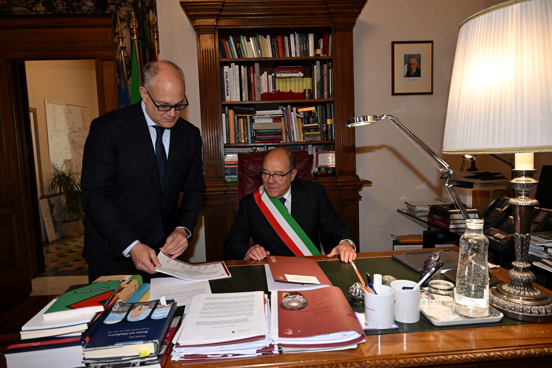 Carlo Verdone, sindaco per un giorno, nell’ufficio di Roberto Gualtieri (Foto da Roma Capitale)