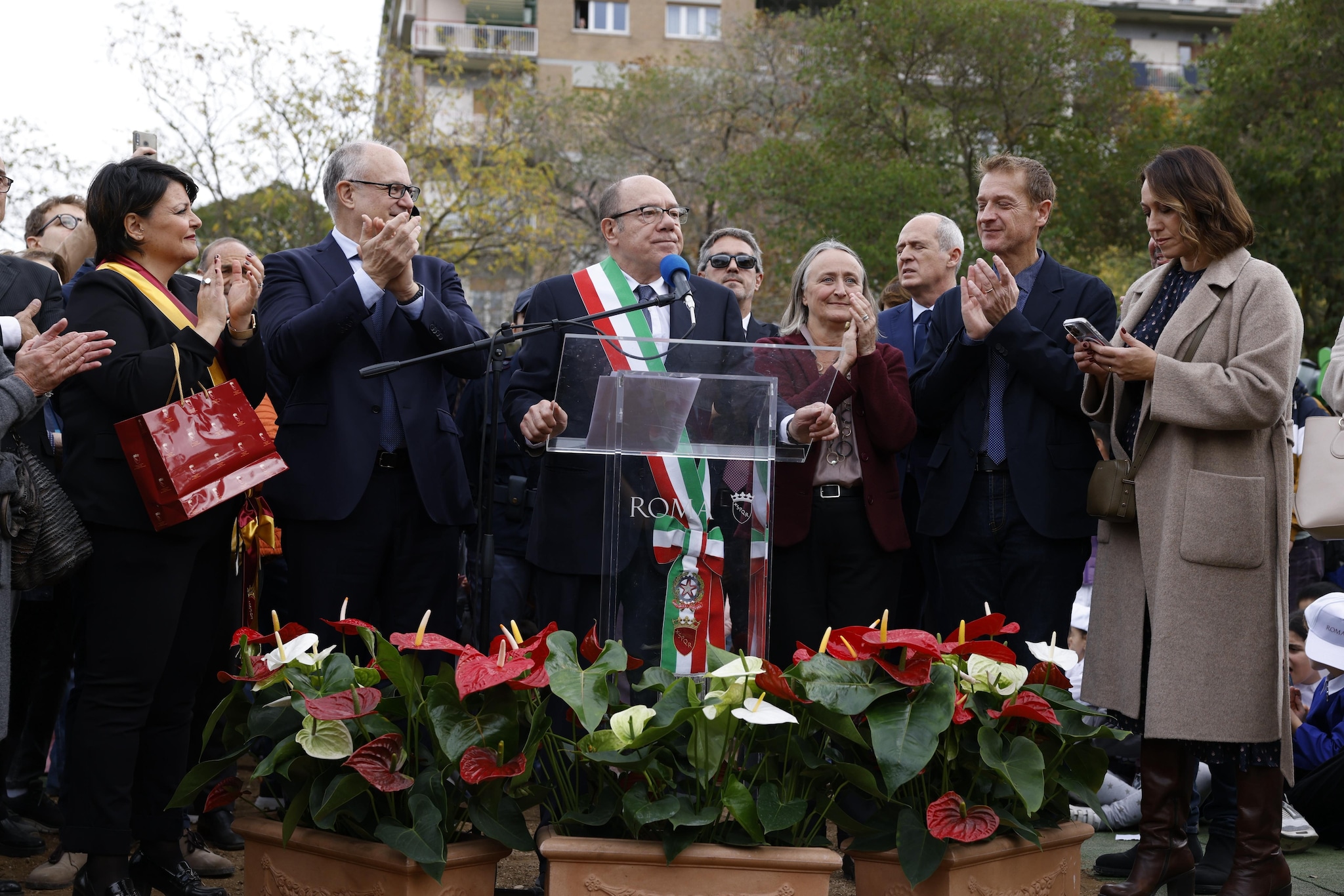 Carlo Verdone, con la fascia tricolore, inaugura l’area giochi di Villa Gordiani (Foto da Roma Capitale)