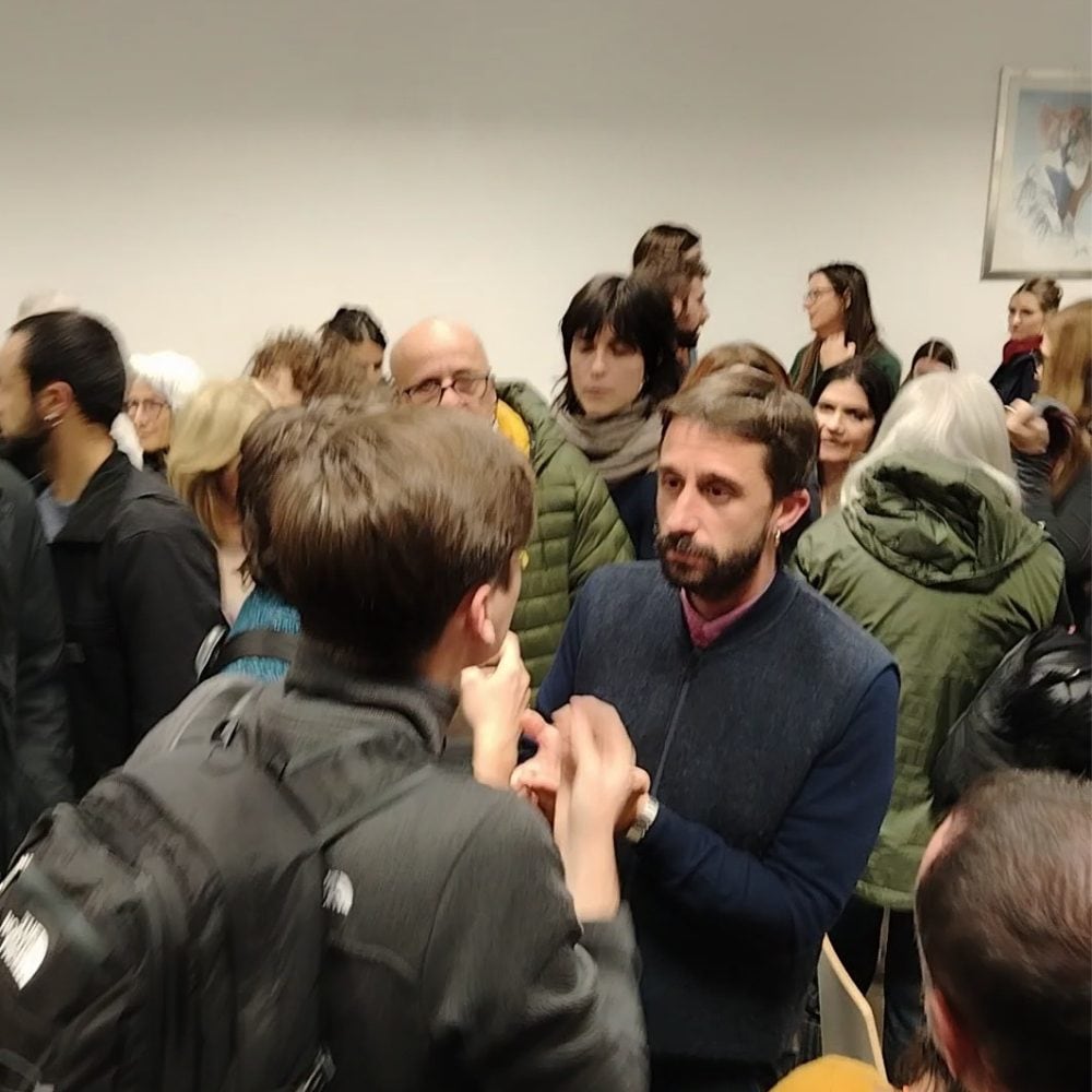 Il presidente del Municipio VIII Amedeo Ciaccheri a confronto con due giovani di Potere al Popolo