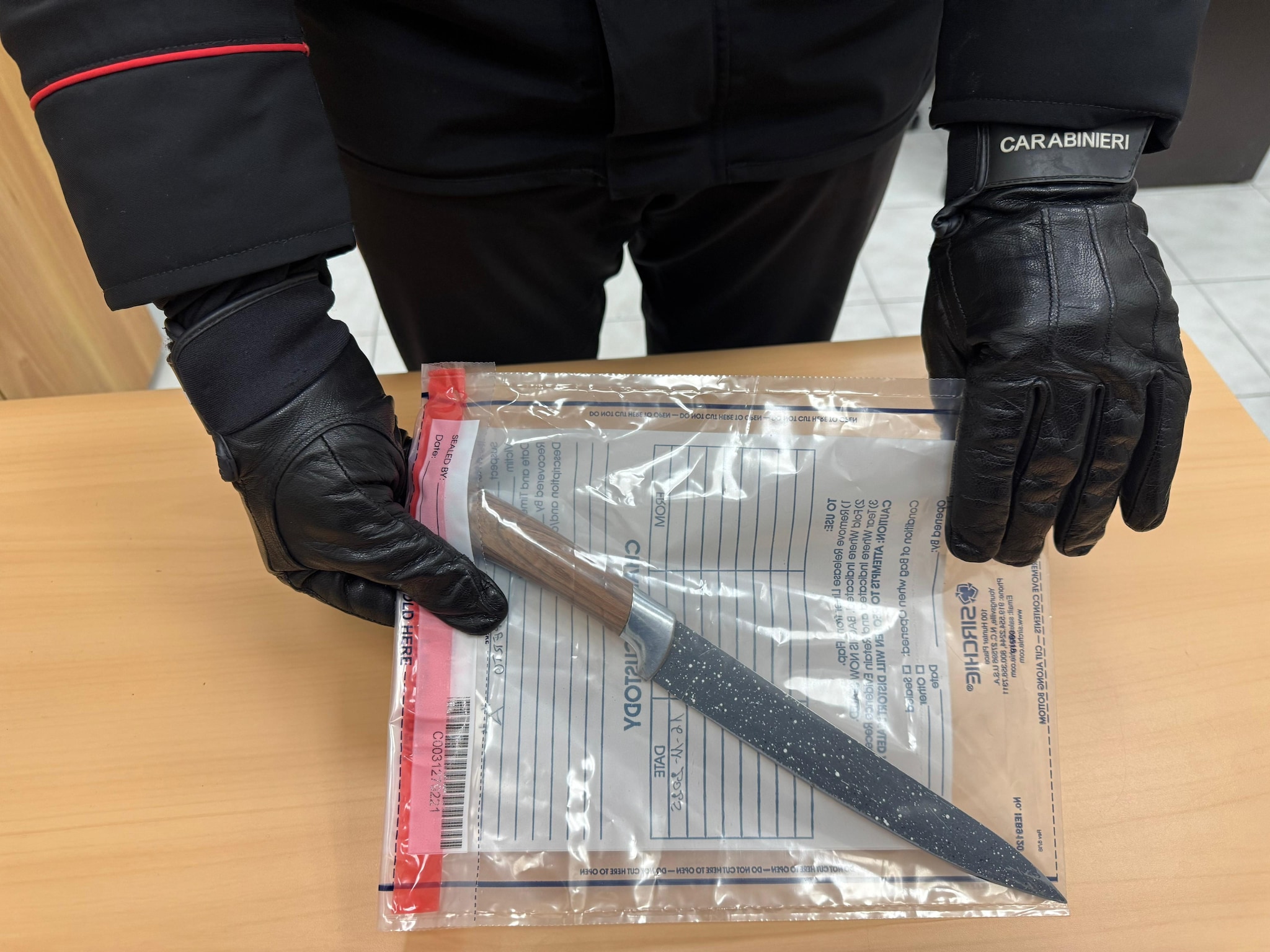 Il coltello usato nel ferimento sequestrato dai carabinieri