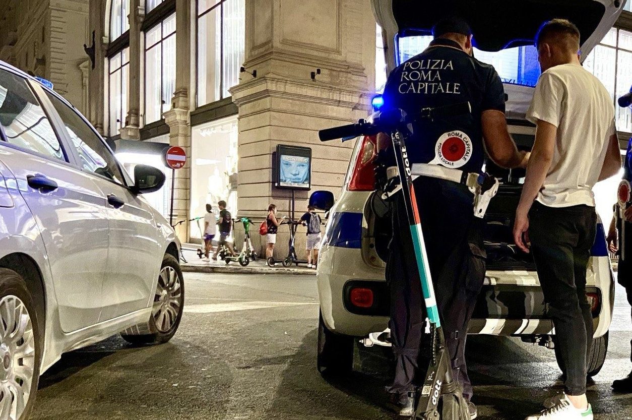 Due persone su monopattino alla Fontana di Trevi aggrediscono i vigili dopo lo stop.