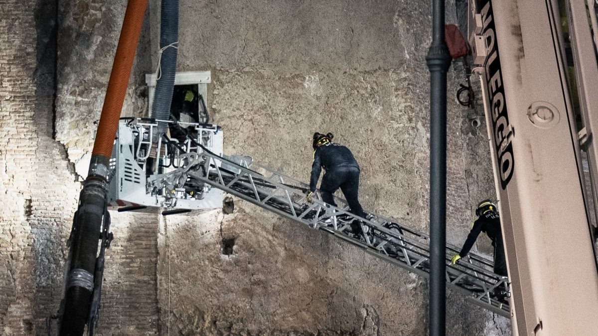 I vigili del fuoco sulla Torre dei Conti