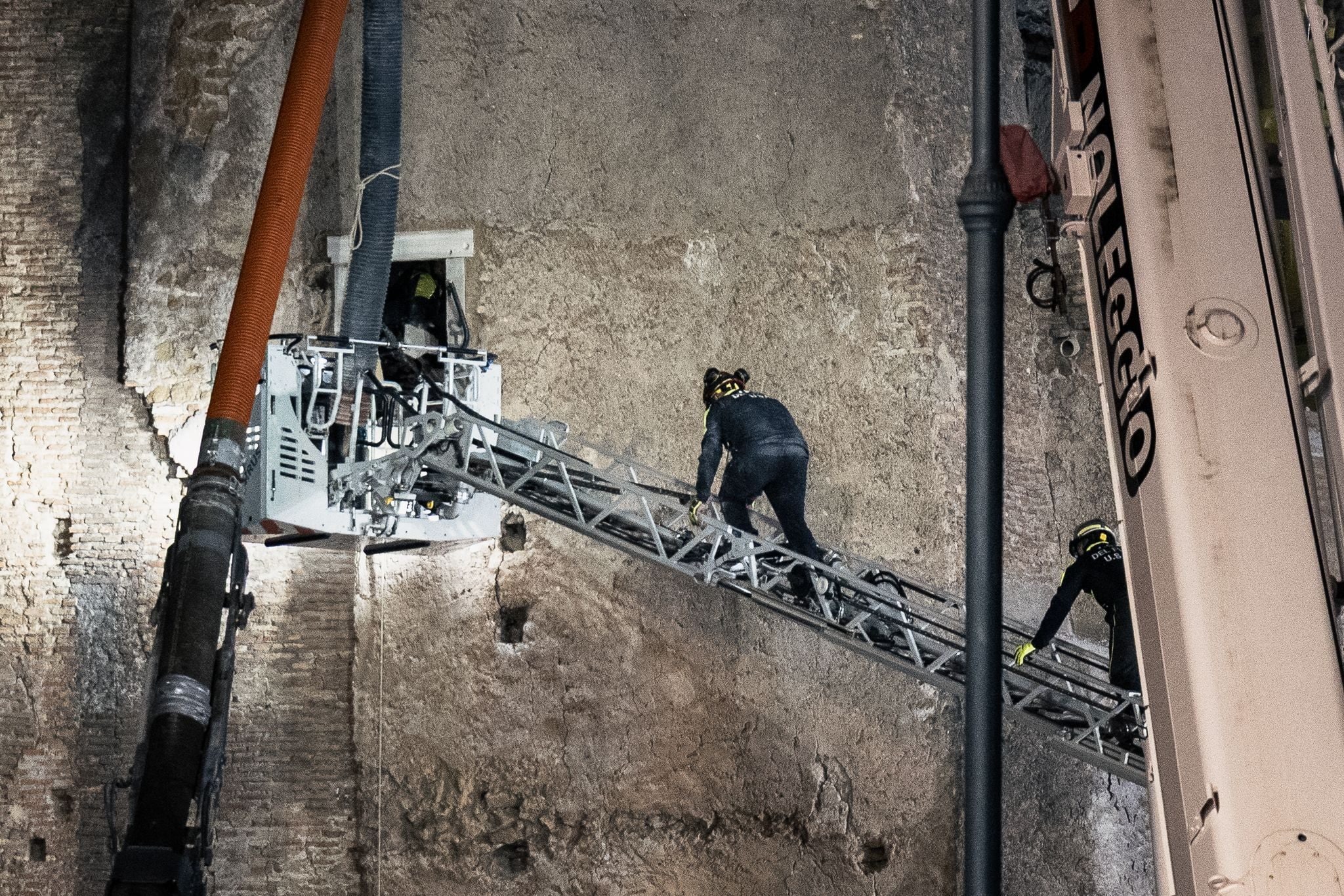 I soccorritori provano a entrare nella struttura per estrarre Octav Storici