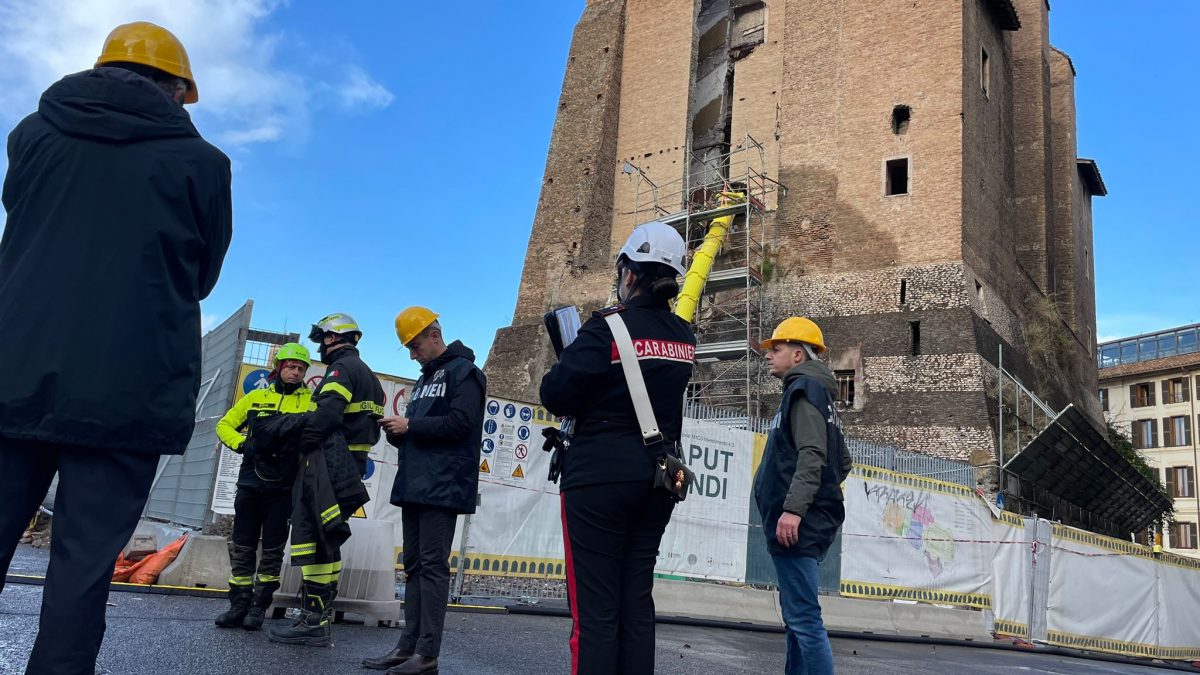 I carabinieri effettuano il dissequestro di una parte del cantiere della Torre dei Conti