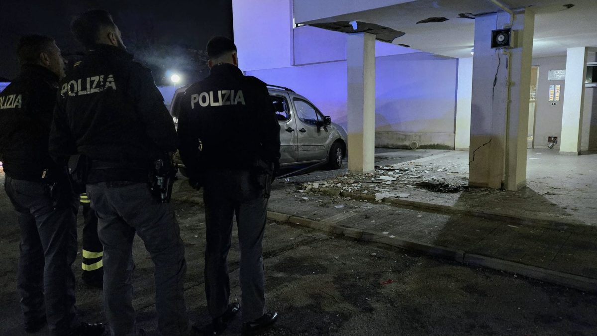 L’esplosione in viale Kennedy a Latina (Foto di Andrea Ranaldi, Latina Oggi)