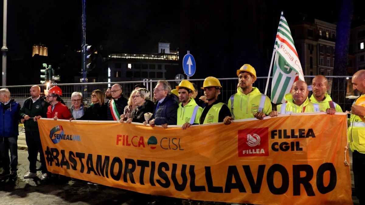 La fiaccolata silenziosa per Octay Stroici. In prima fila anche il sindaco Roberto Gualtieri.