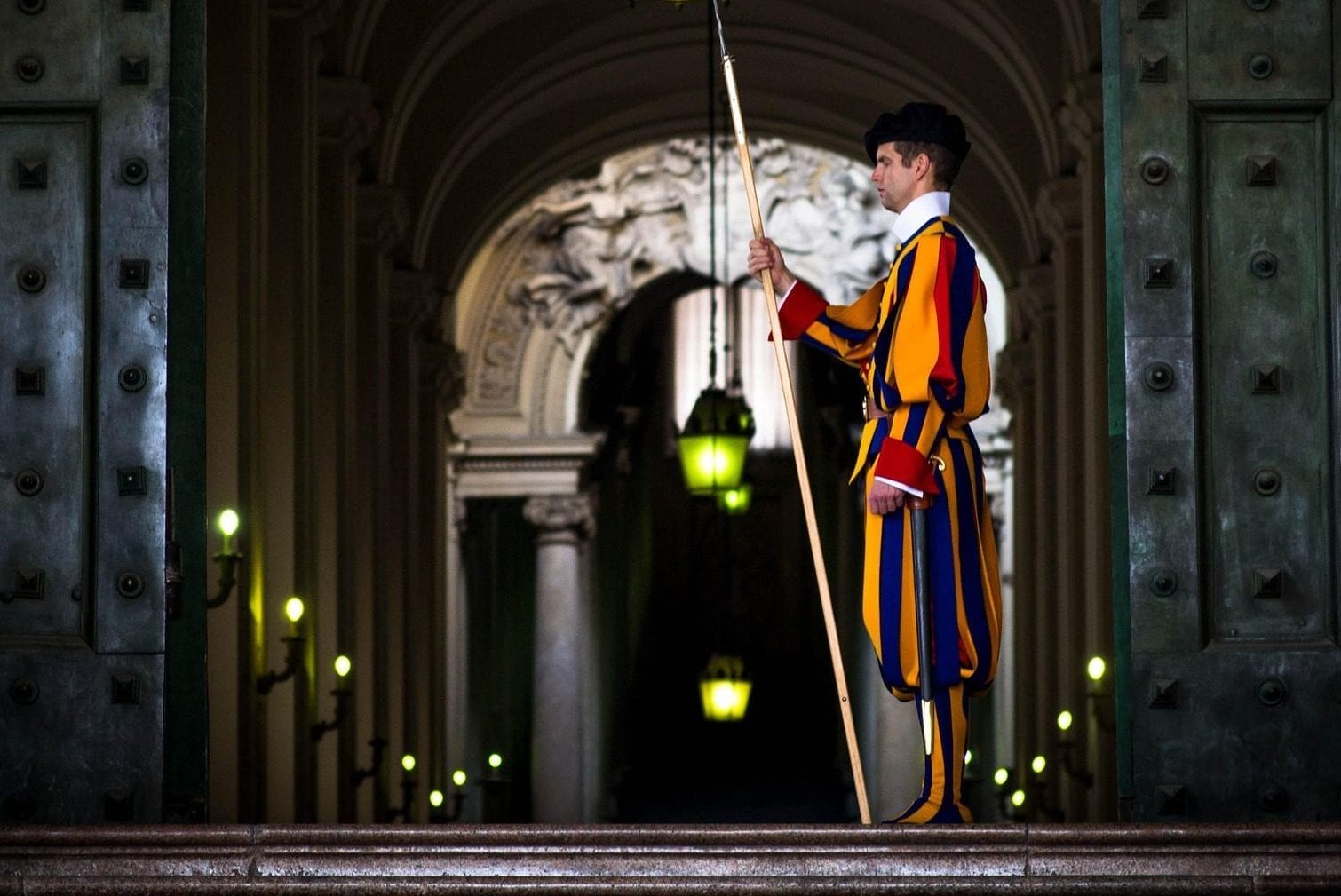 Denuncia di una scrittrice israeliana contro un membro della Guardia Svizzera: il Vaticano avvia un’indagine.