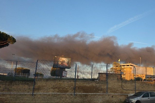 La nube nera a Roma Est (Foto dal gruppo Facebook Tor Sapienza)