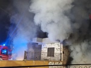 Incendio in un magazzino su via Casilina: operazioni complesse, Vigili del Fuoco al lavoro da 17 ore