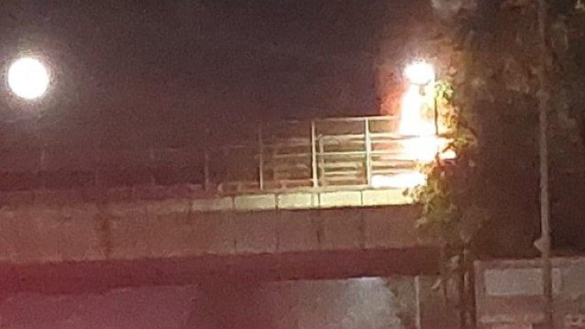 L’auto dei carabinieri in fiamme sul cavalcavia Panorama