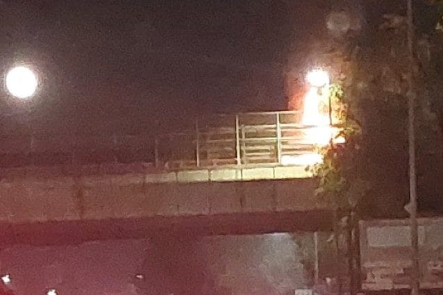 Incendio sulla Aurelia a Roma: auto dei carabinieri in fiamme, chiuso il cavalcavia Panorama