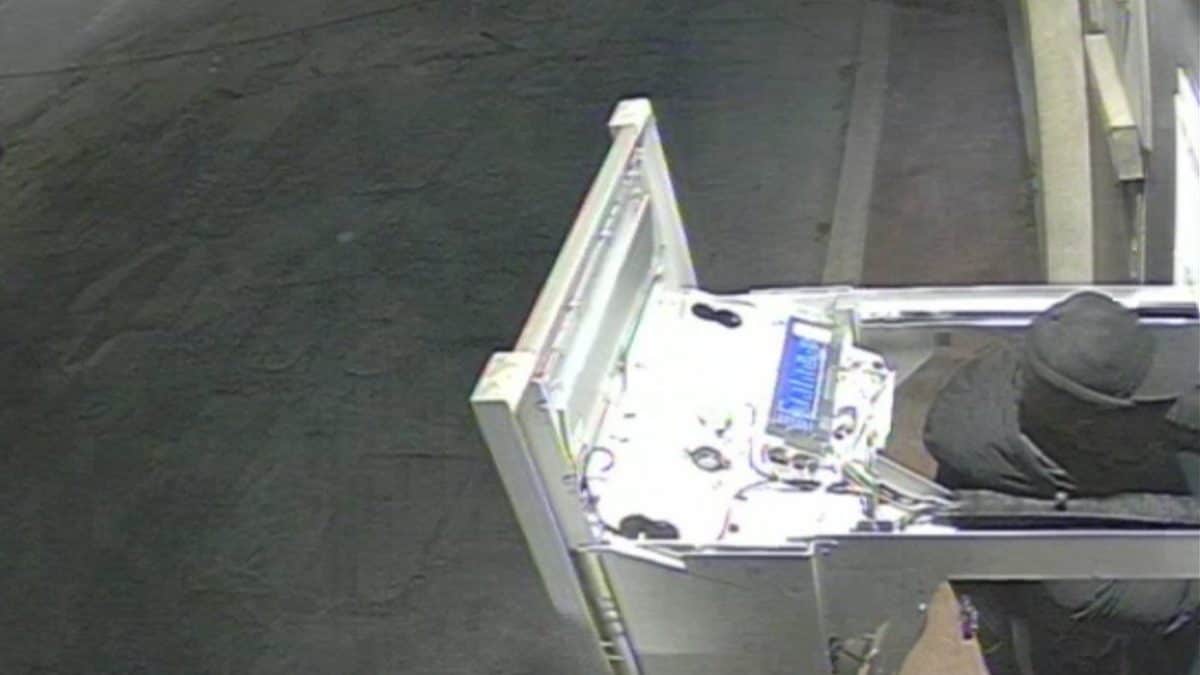 I ladri in azione con la tecnica del Jackpotting (Foto da carabinieri)