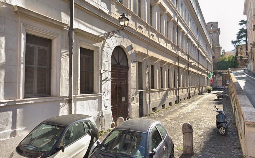 L’ingresso del Liceo Da Vinci su via Frangipane