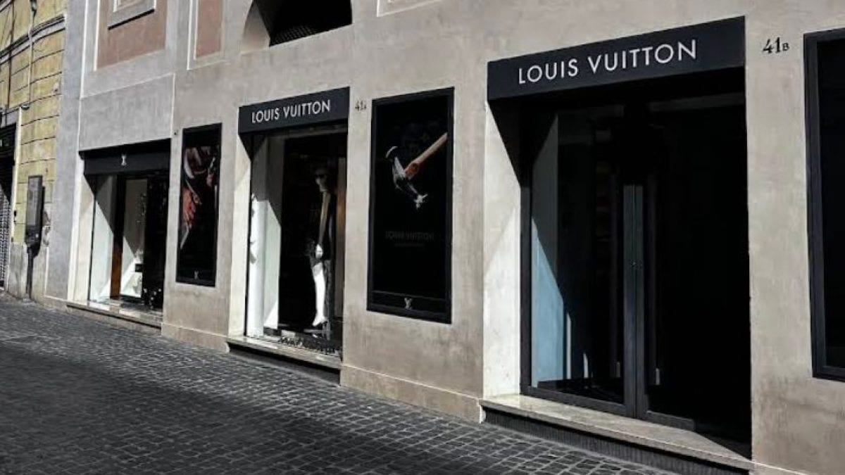 Il negozio di Louis Vuitton ad angolo fra via Mario de’ Fori e via Condotti (Foto da Google Maps)