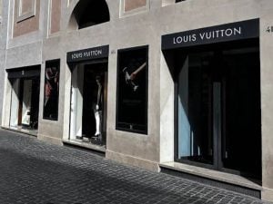 Furto significativo da Louis Vuitton in via Condotti: ladri forzano la serranda e fuggono su un SUV.