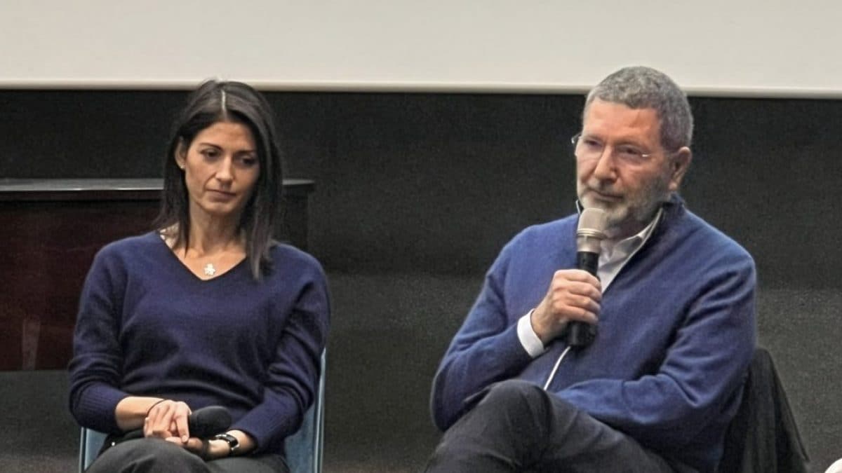 A sinistra Virginia Raggi, a destra Ignazio Marino. Foto da Facebook.