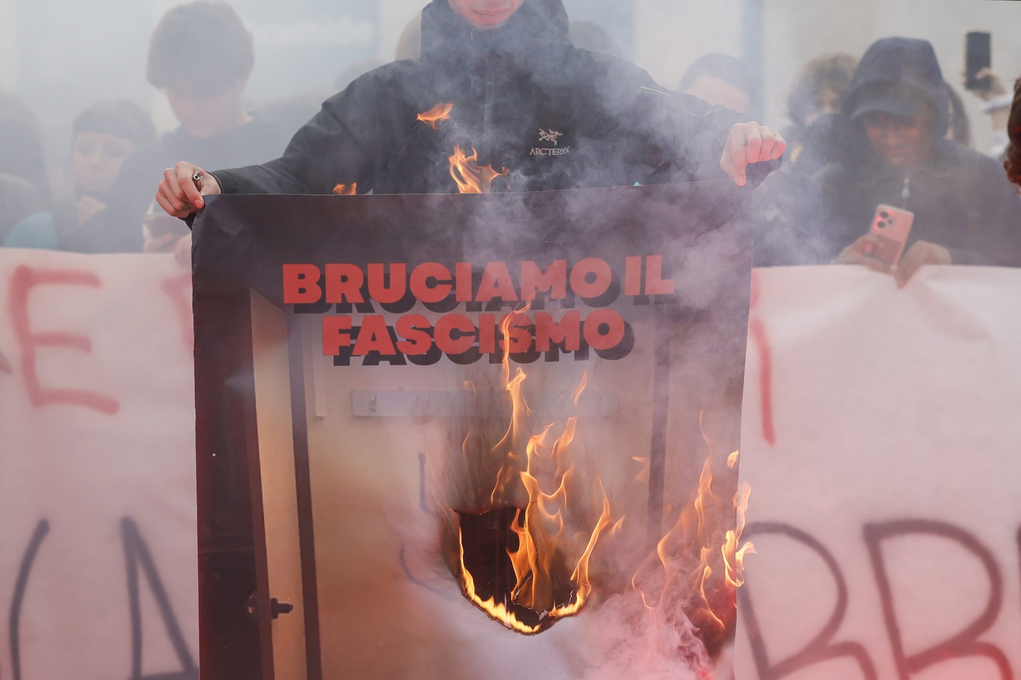 Una foto di una svastica che brucia