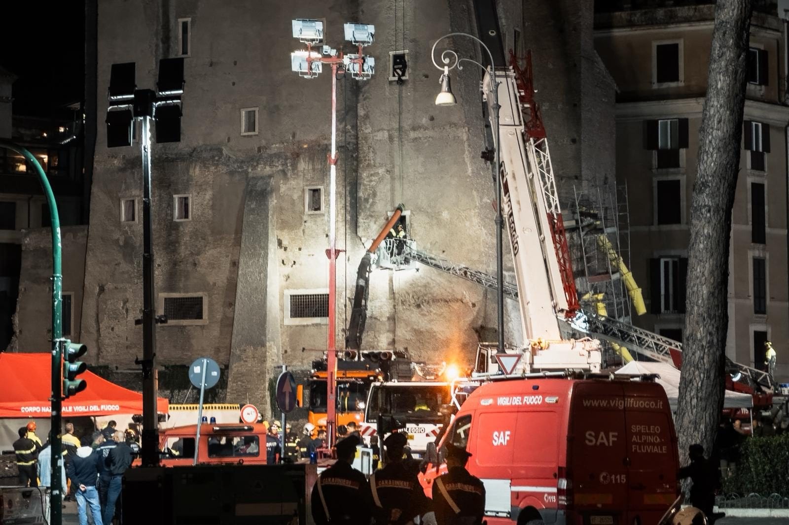 Le operazioni ancora in corso nel tardo pomeriggio. Foto di Gabriel Bernard per Fanpage.it.