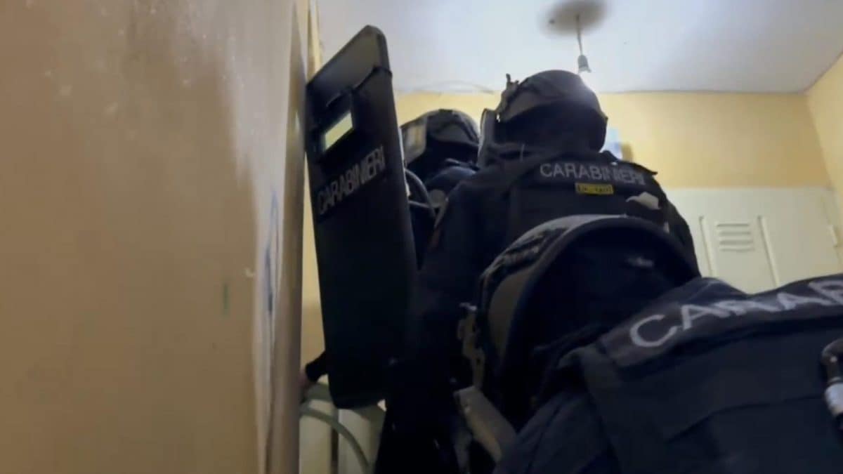 Vedette, rete e spacciatori: il funzionamento del punto vendita della droga all’Idroscalo di Ostia aperto 24 ore su 24