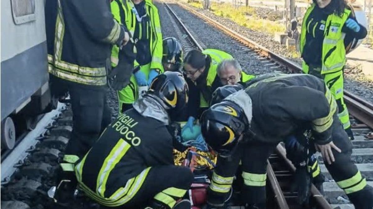 I vigili del fuoco durante le operazioni di soccorso a Garbatella
