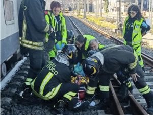 Giovane estratto dai binari a Garbatella mentre la Metro B si ferma tra Castro Pretorio ed Eur Magliana, cosa sta succedendo?