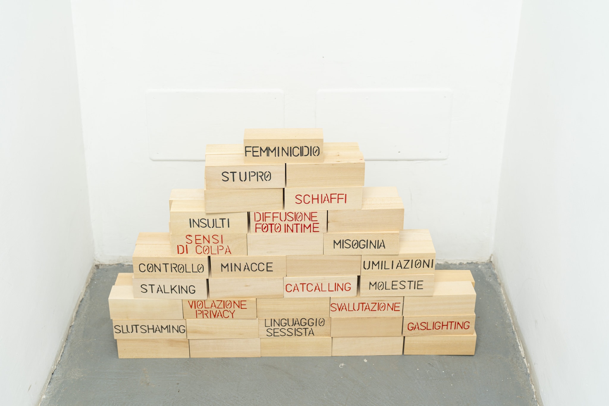 La Piramide della violenza di genere in esposizione al Mupa