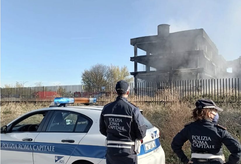 Gli agenti della polizia locale di Roma Capitale a Tor Cervara