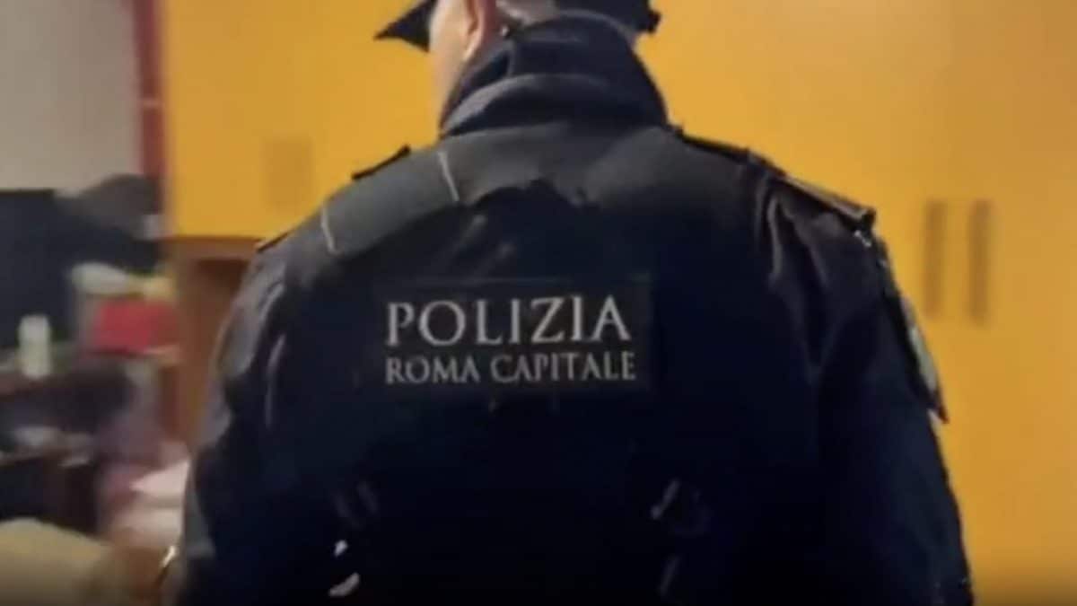 Gli agenti della polizia locale di Roma Capitale in uno dei locali