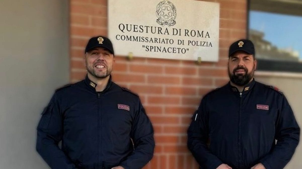 I due poliziotti che hanno salvato una donna anziana da un incendio