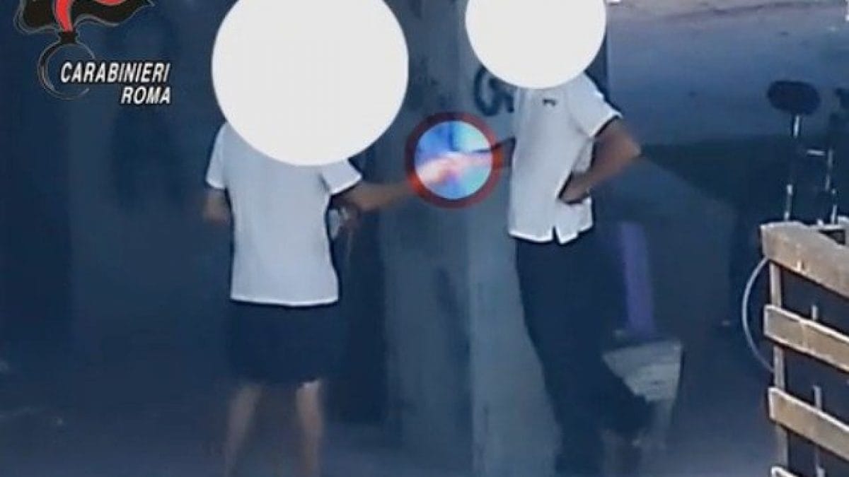 La compravendita della droga nel punto vendita h24 all’Idroscalo di Ostia