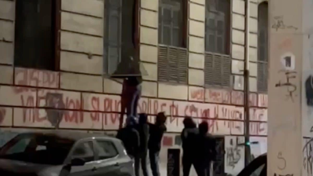 Un gruppo di neofascisti che prova a introdursi all’interno del liceo Righi a Roma.