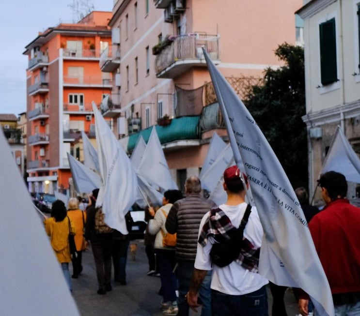 Un momento della Sbandierata a Pasolini, performance artistica collettiva fra le strade del Quadraro organizzata da Spazio Y in occasione dei 50 anni dalla morte del poeta