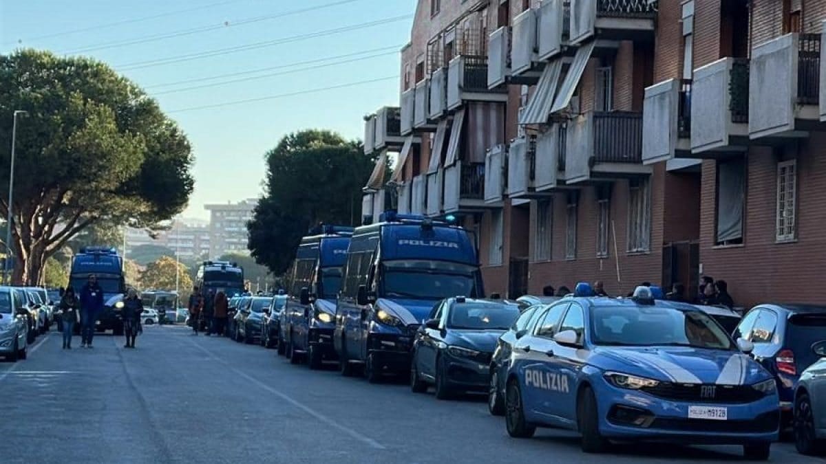 I mezzi delle forze dell’ordine fuori dalle case di via Eudo Giuglioli