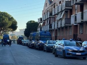 Una donna incinta di otto mesi è stata sgomberata a Roma con tre figli: “Ho saputo dell’arrivo della polizia mentre ero dalla ginecologa”.